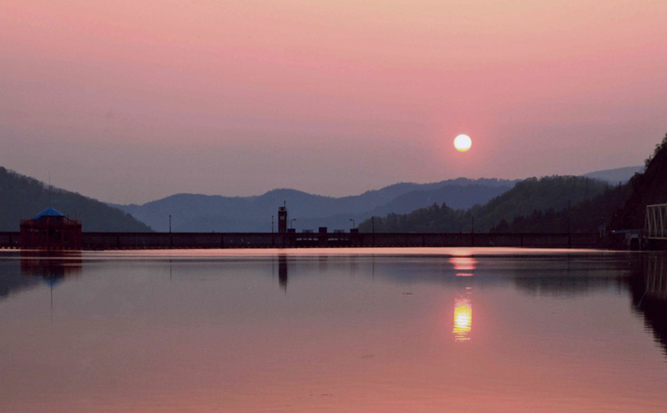 夕日に染まる岩尾内湖